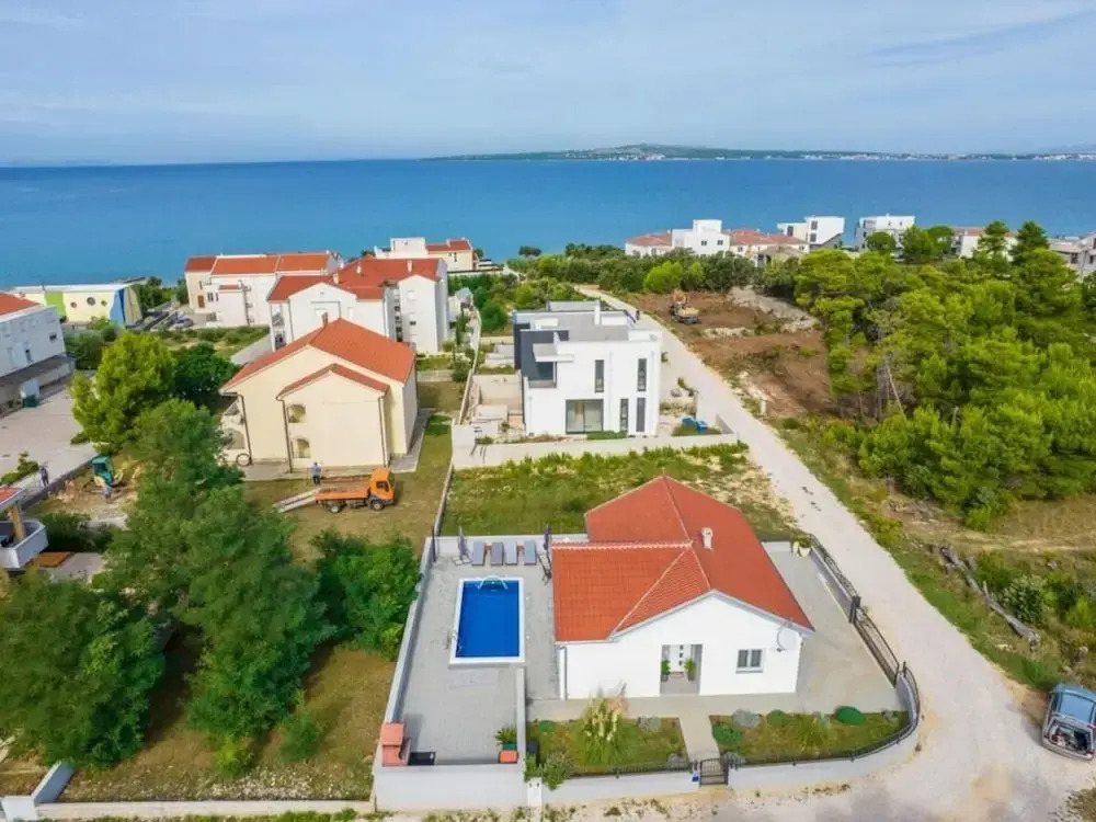 Nicoll With Pool, 50 m From the Beach