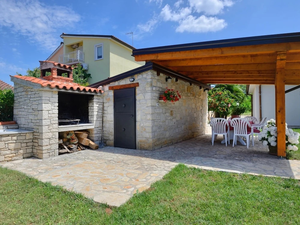 Modern apartment with pool, free Wi-Fi and air conditioning, ideal for a couple