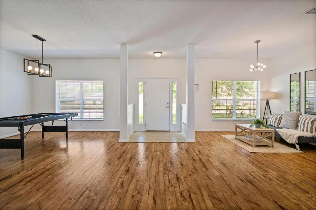 WHISPERING PALM Newly renovated cozy fenced in pool home - sleeps 8