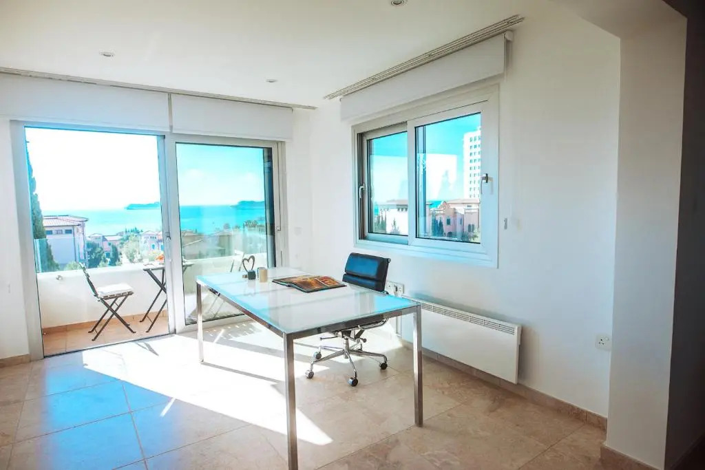 Amathus suite with sea view