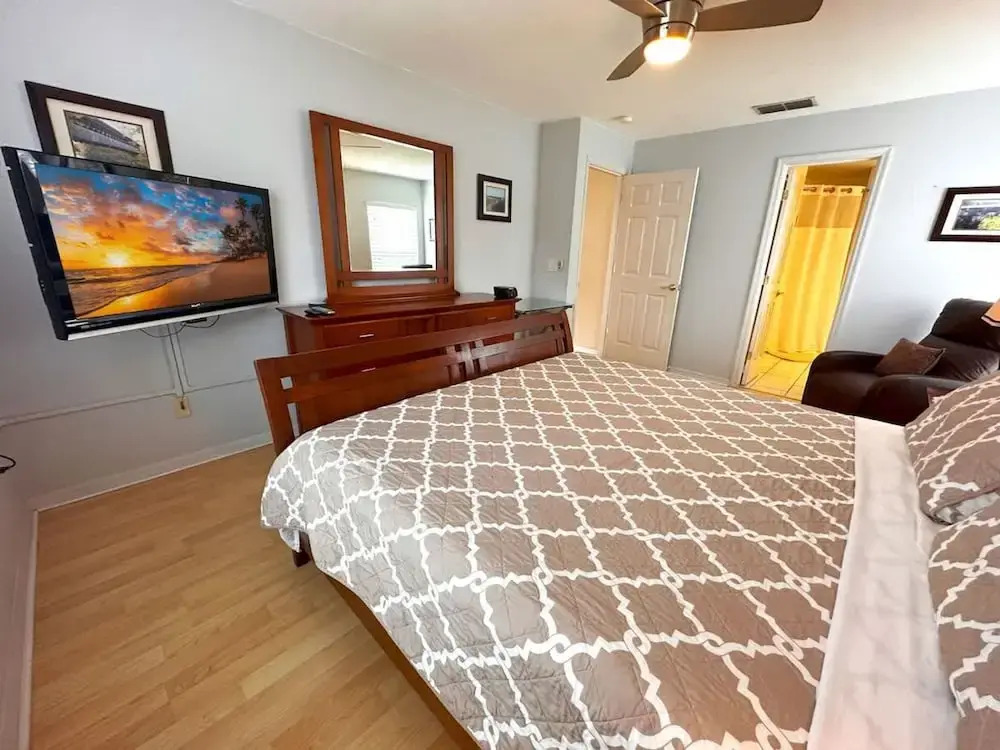 Less than 10 minutes from Disney 3Bd Villa with Pool
