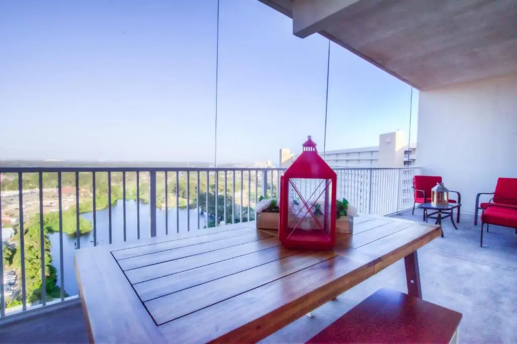 Large 3 Bd Penthouse 2034 In Laketown, Great Views and Amenities