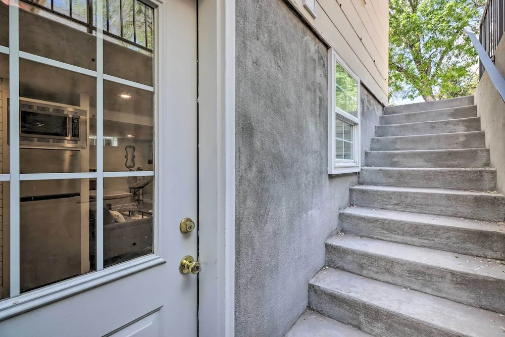 Ski & Hike: Cozy Dtwn Reno Studio w/ Fireplace