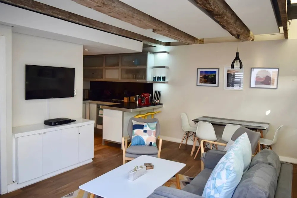 Modern 2 Bedroom Townhouse in Green Point