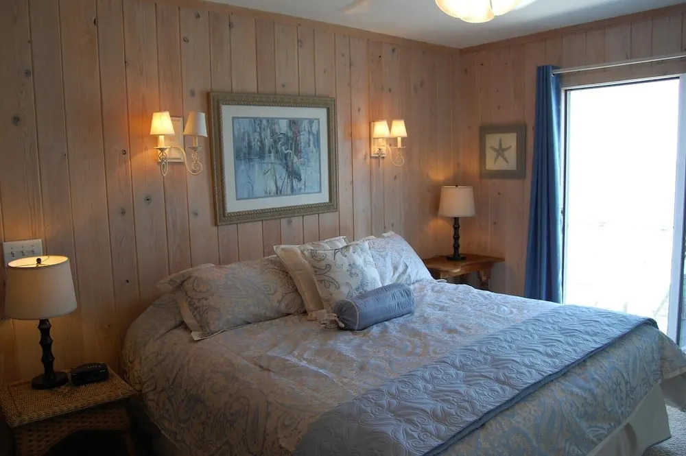 Fins to the Right - 6 Br Home