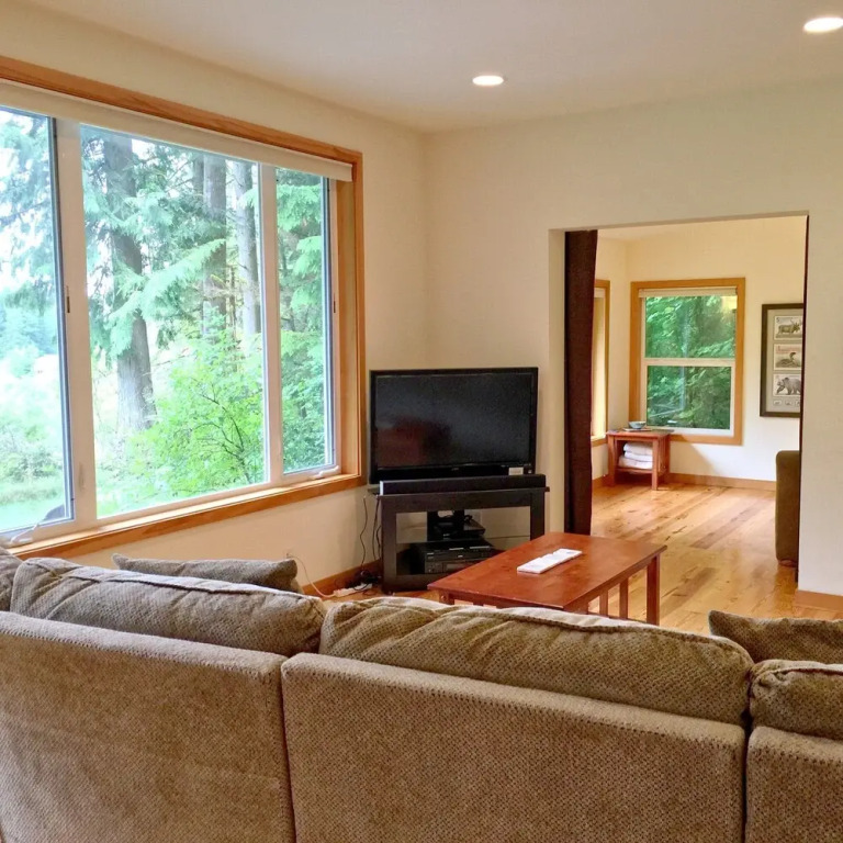 Mt Baker Rim Cabin 70 A pet Friendly Vacation Home With a hot tub and Wifi