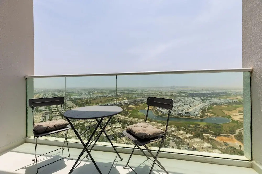 Waves - Elegant 28th Floor Studio in Carson A, Damac Hills