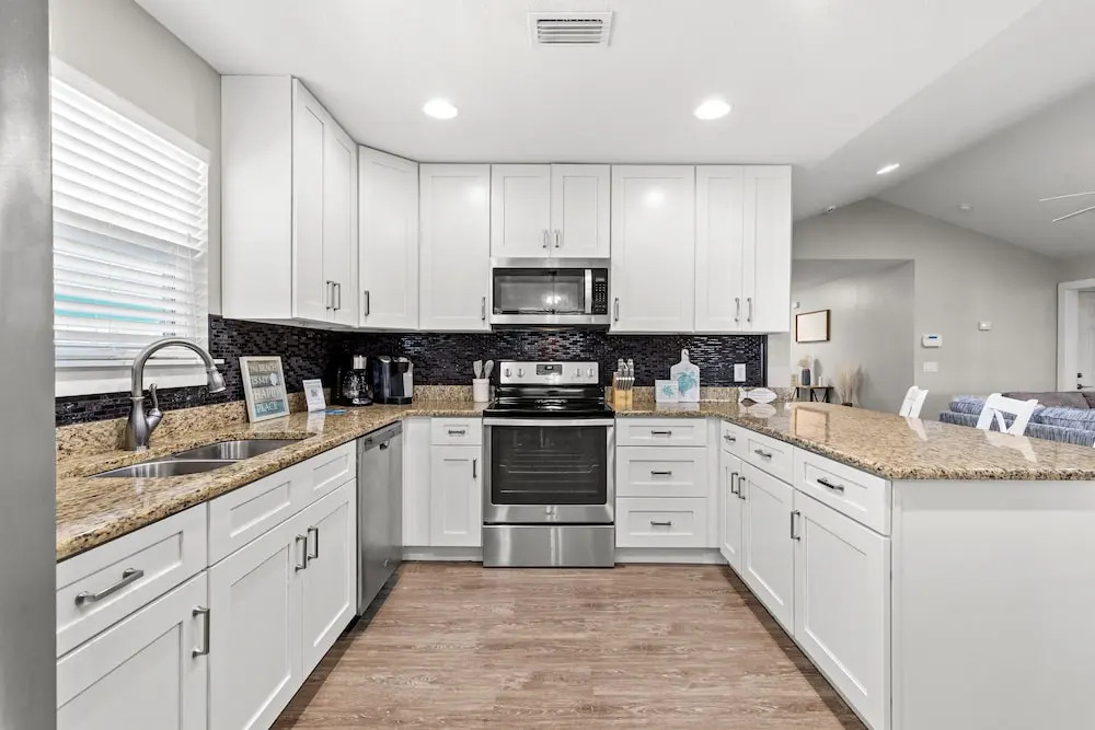 Family Friendly! 3bd, 2BA Home! Close to Beach! HOT Tub!