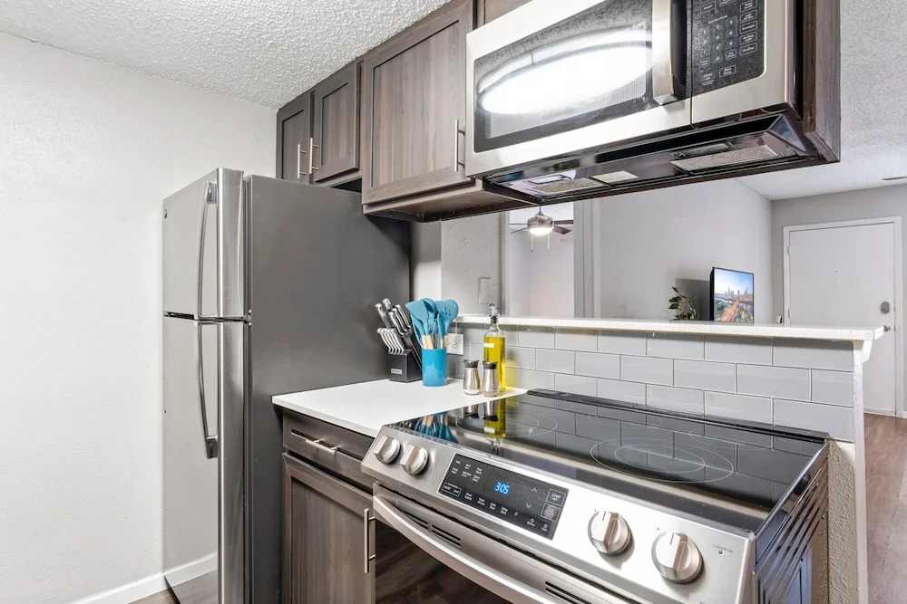 Soco 2BR Comfy Suite w Pool King bed Fast Wifi
