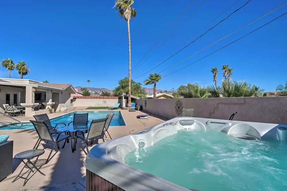 Putting Green & Pool Table: Lake Havasu City Gem!