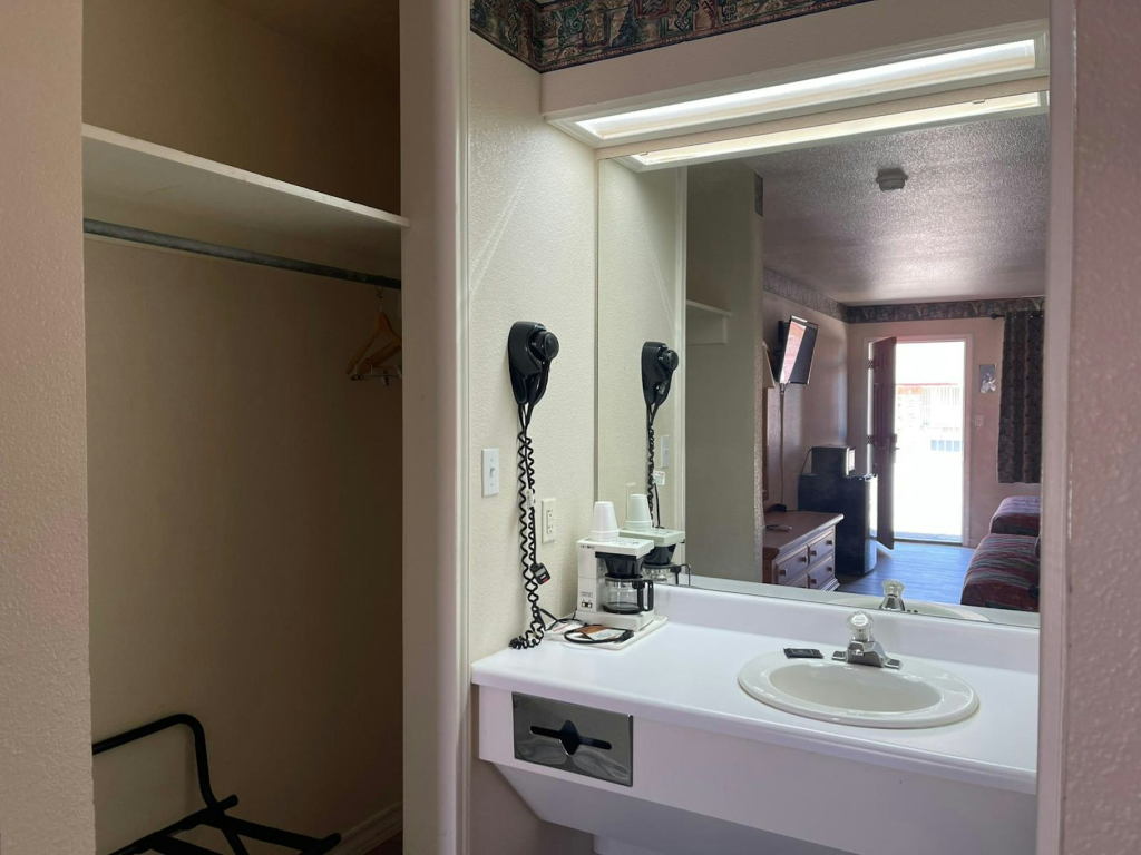 Lakeside Inn & Suites