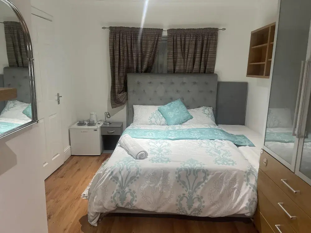 Luxurious 6-bed Entire House in London Ilford