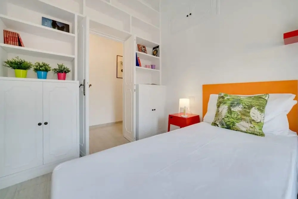 Lovely 2 bed Flat in Front of the Colosseum!