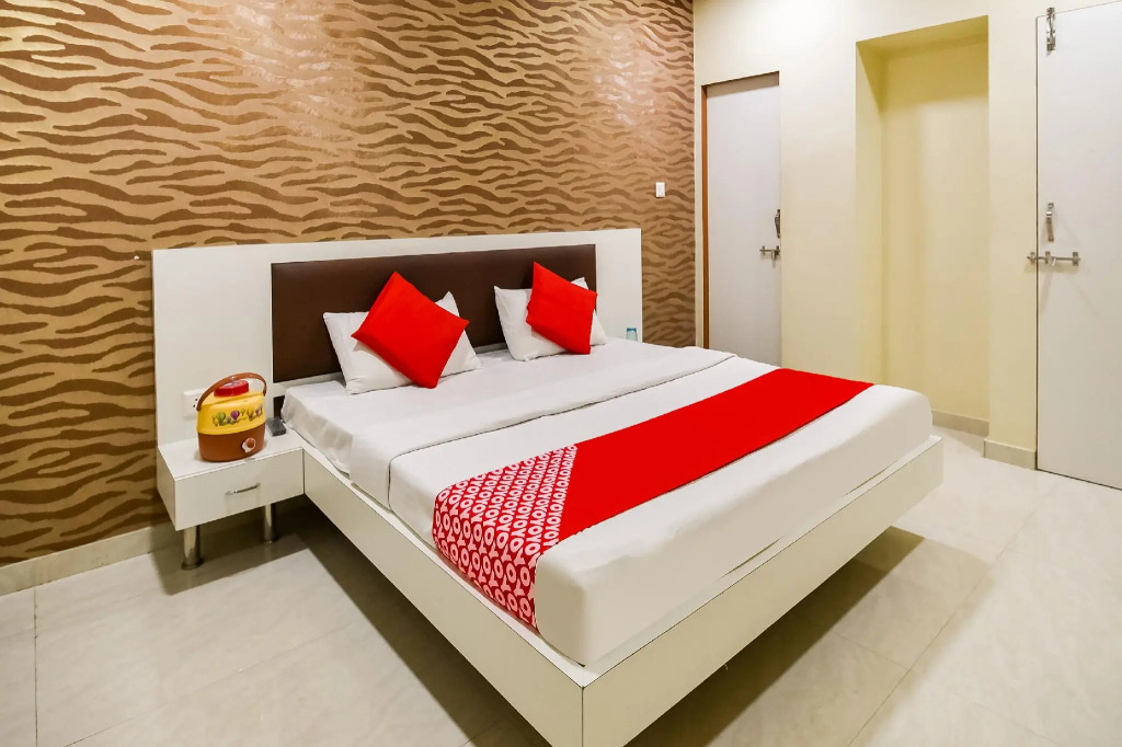 OYO 69067 Jagmohan Hotel