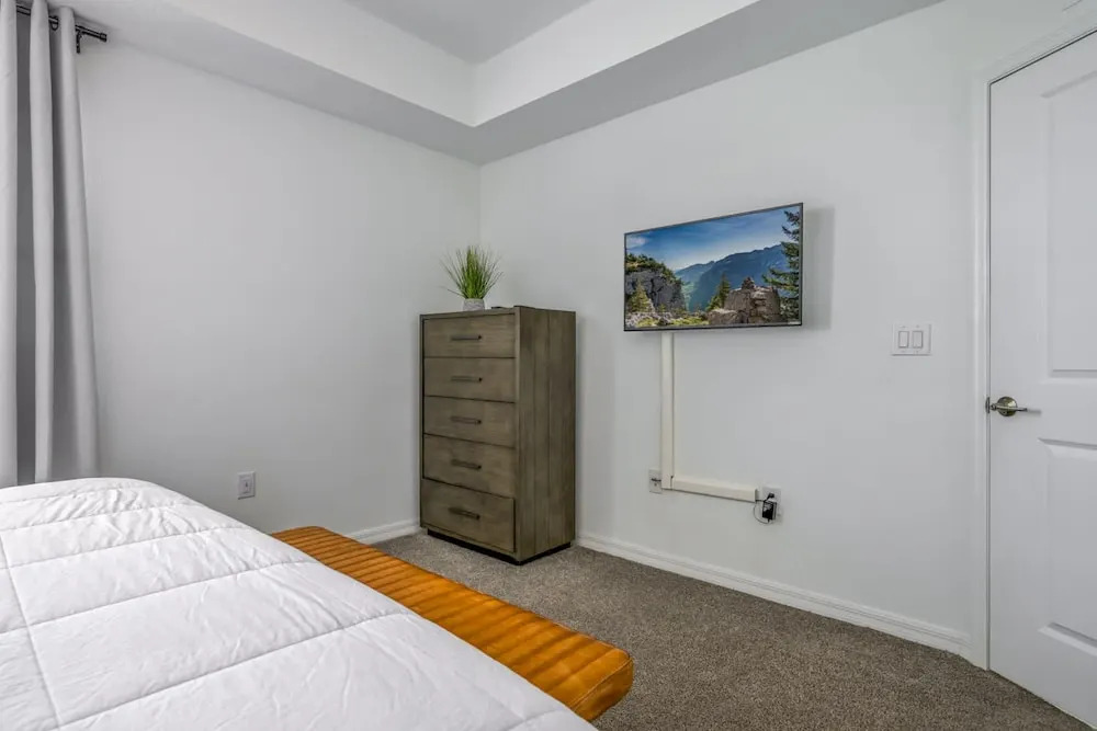 Spacious Beautiful 3-br Condo Prime Location