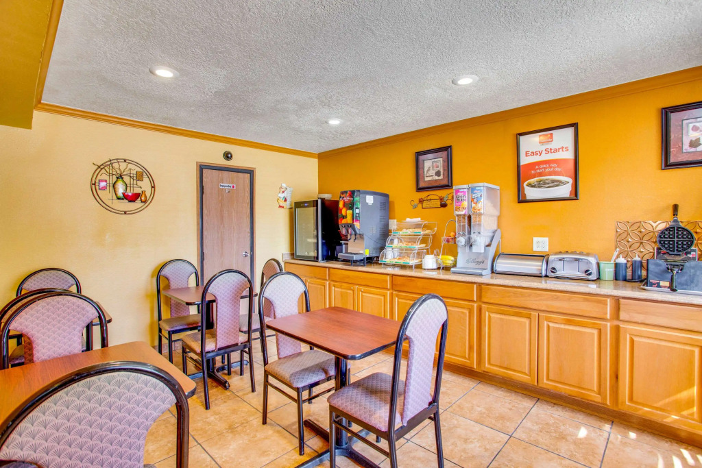 Econo Lodge Inn & Suites Albuquerque East I-40 Eubank Exit