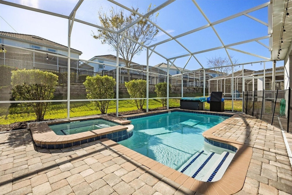 Champions Gate Oasis: Private Pool & Arcade Fun! 6 Bedroom Villa by RedAwning