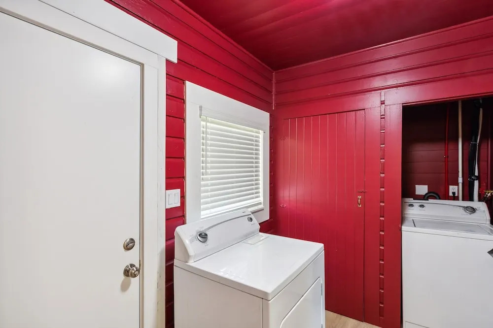 Charming Downtown Mccloud Retreat 2 Bedroom Home by RedAwning