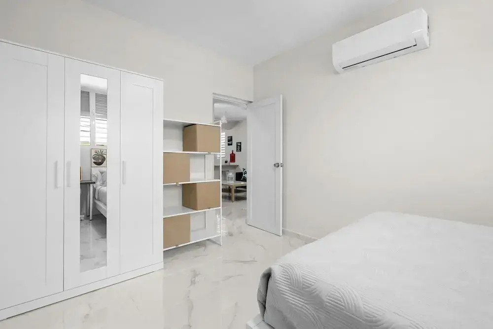 Modern 2 BR Apt Great Location Smart TV AC