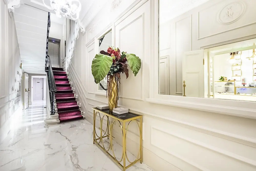 Billionaire Suites Kensington