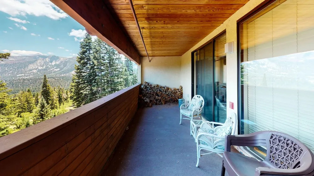 Bridges 105 Pet-Friendly. Ski-in Ski-out Condo with Beautiful Mountain Views and Private Washer Dryer by RedAwning
