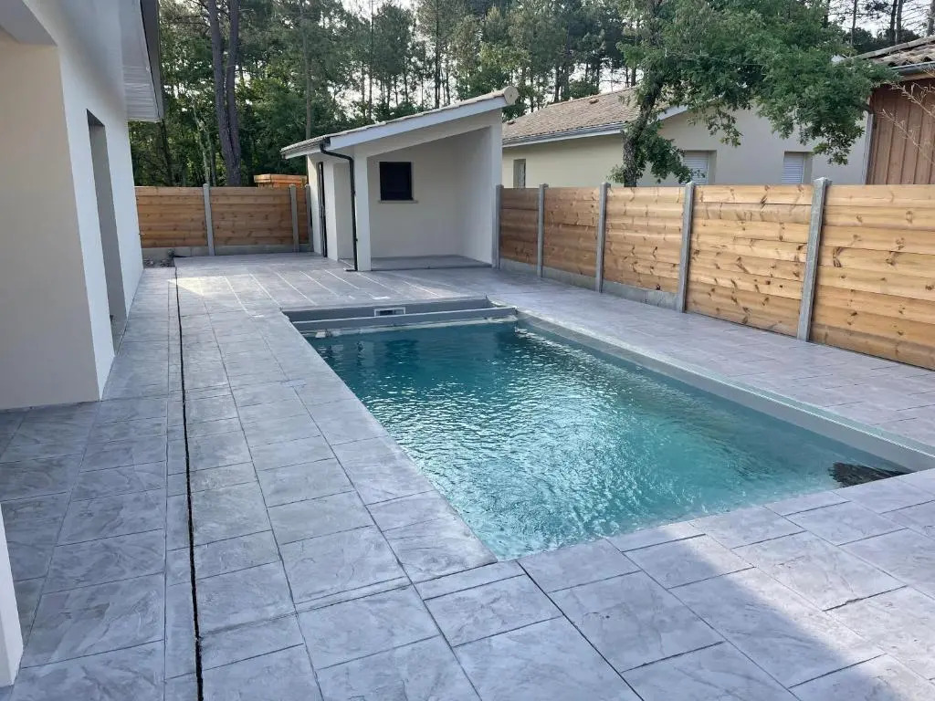 MAISON moderne avec piscine chauffée