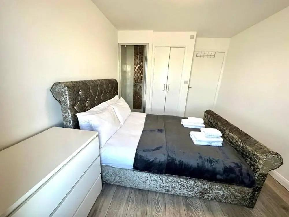 3 Bedroom Riverview Flat Canary Wharf Free Parking