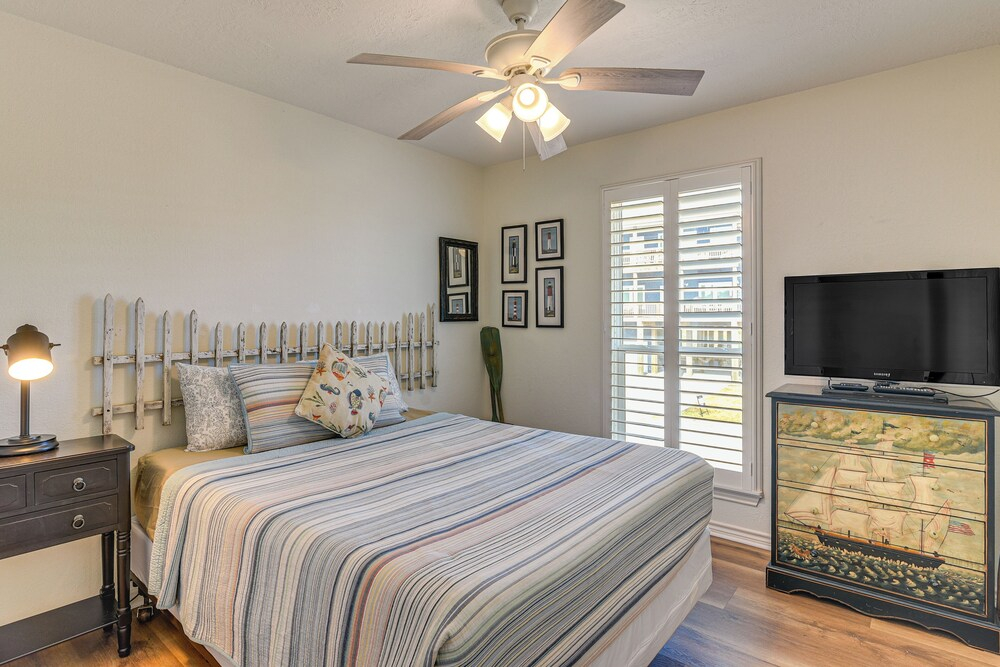 Ocean-view Beach House in Galveston, Dogs Welcome!