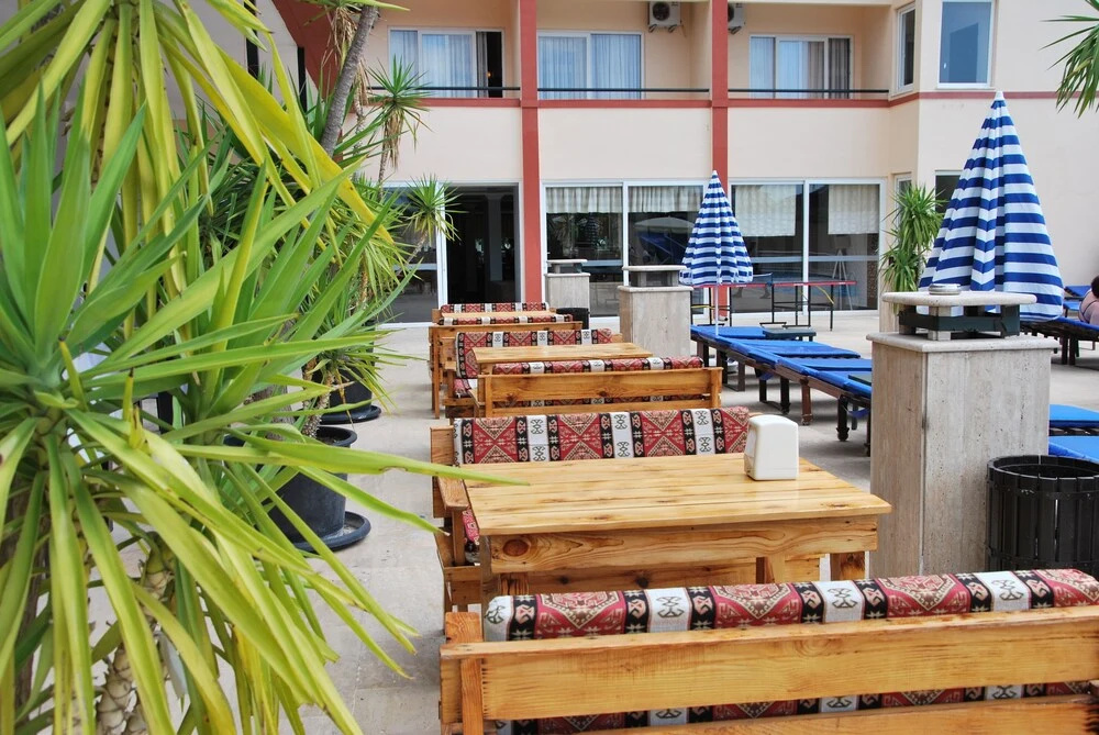 CASTLE PARK HOTEL