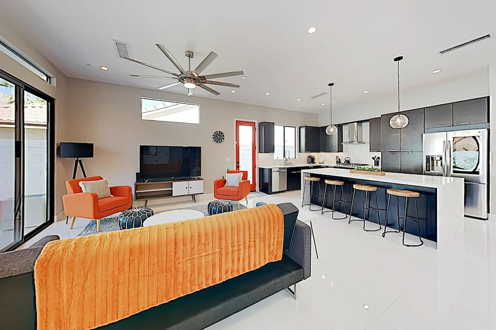 New-Build Beauty w/ Pool, Spa & Mountain Views home