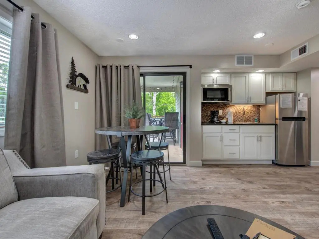 Our Mountain Home, 2 Bedrooms, Walk Downtown, Pool Access, WiFi, Sleeps 4