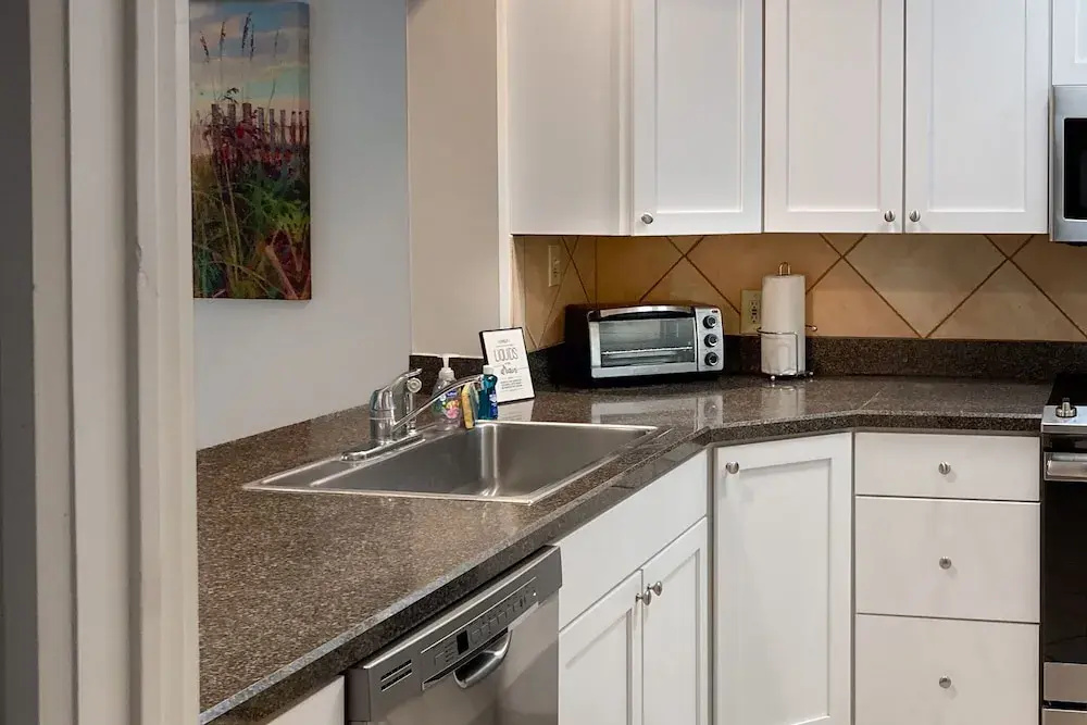 2-story Condo With On-site Pool, Private Patio, & W/D - Near Beach/golf