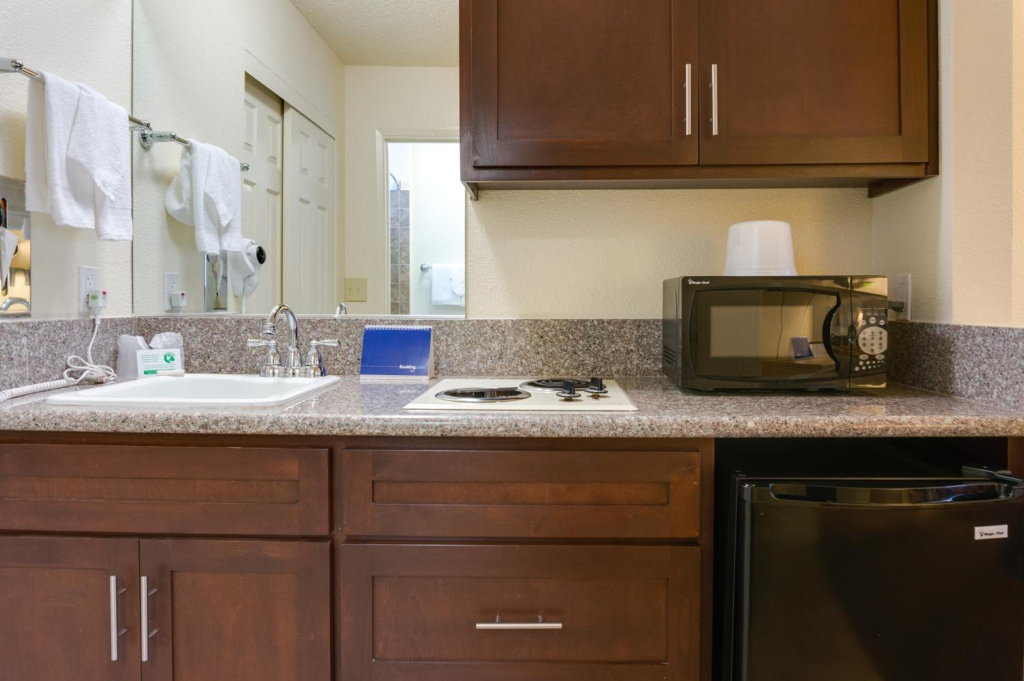 Отель California Suites