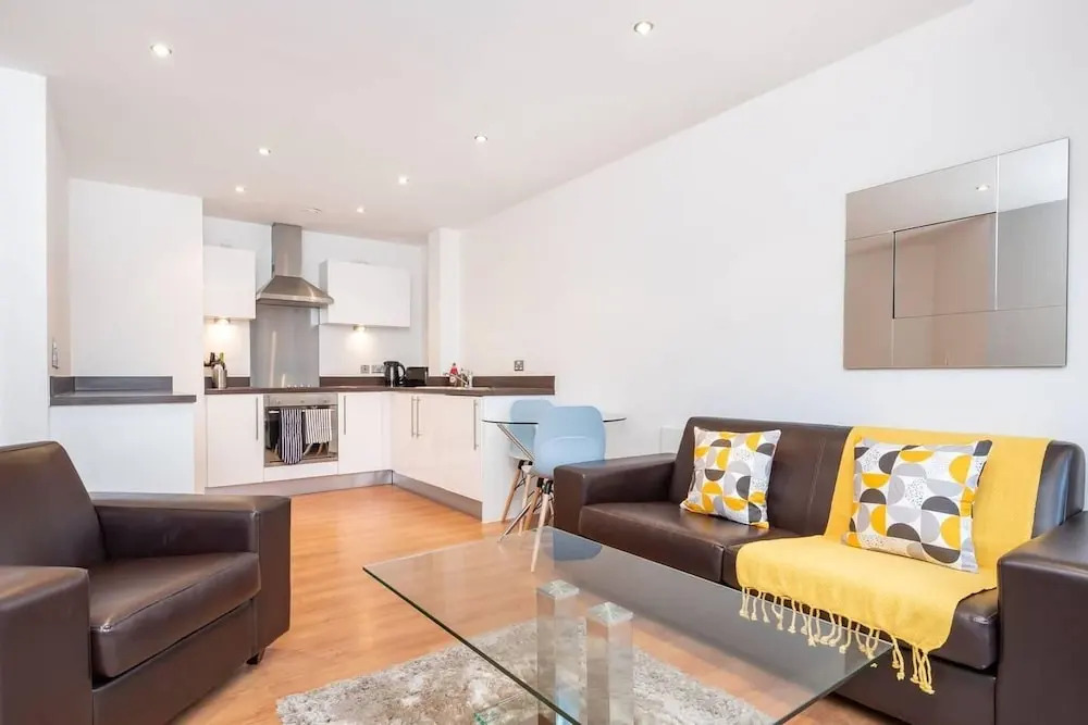 Stunning 2BR Waterside Apartment Close to Station