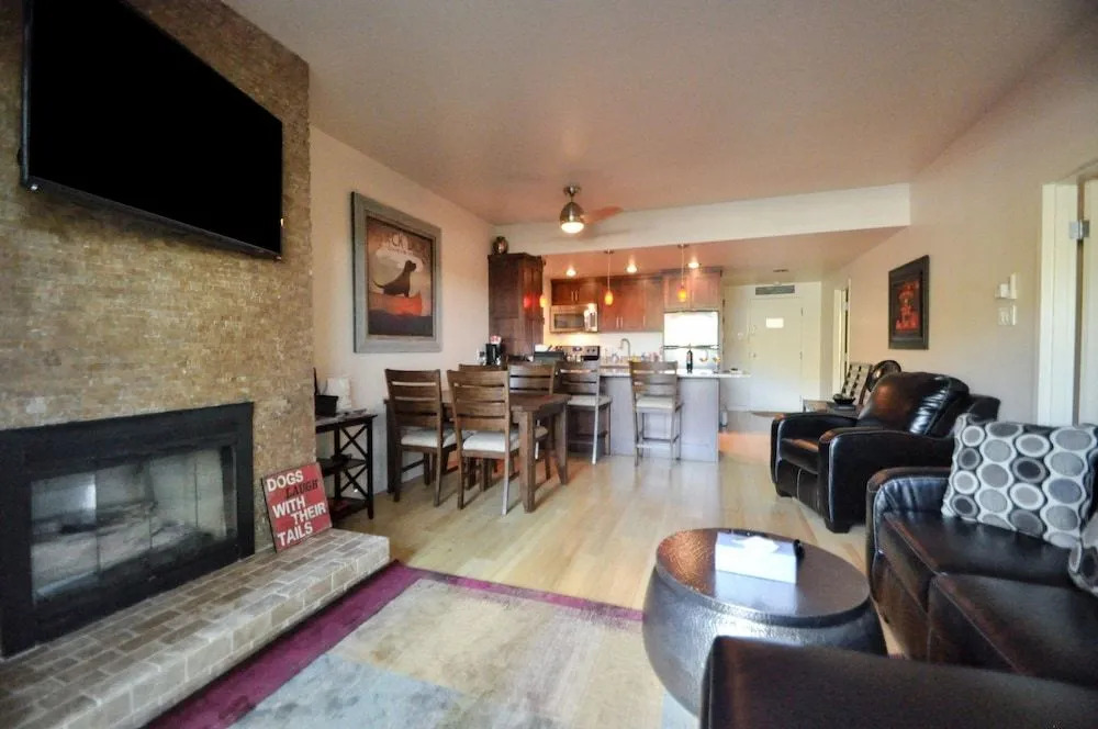 2BR Condo in Perfect Location by RedAwning