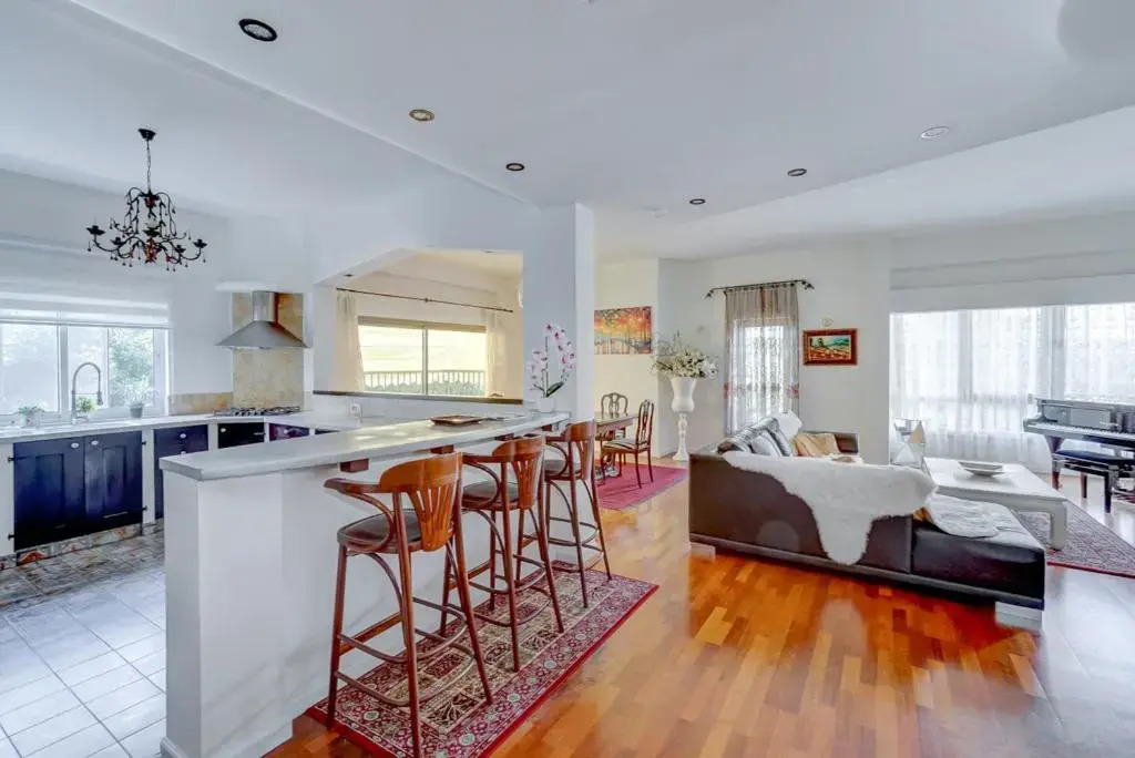 Charming spacious 4BR apt near the sea