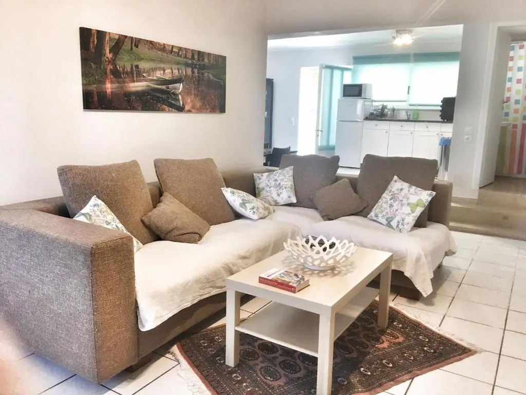 Renovated apt 100m from beach WiFi AC