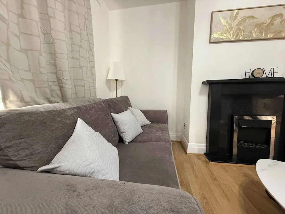 Urban Calm Spacious 3-bed Home With Free Parking