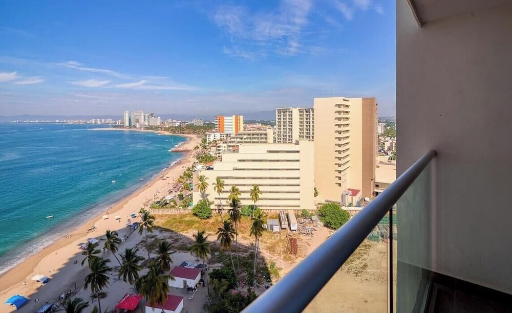 Oceanview Studio - King Bed - Pools - Beachclub