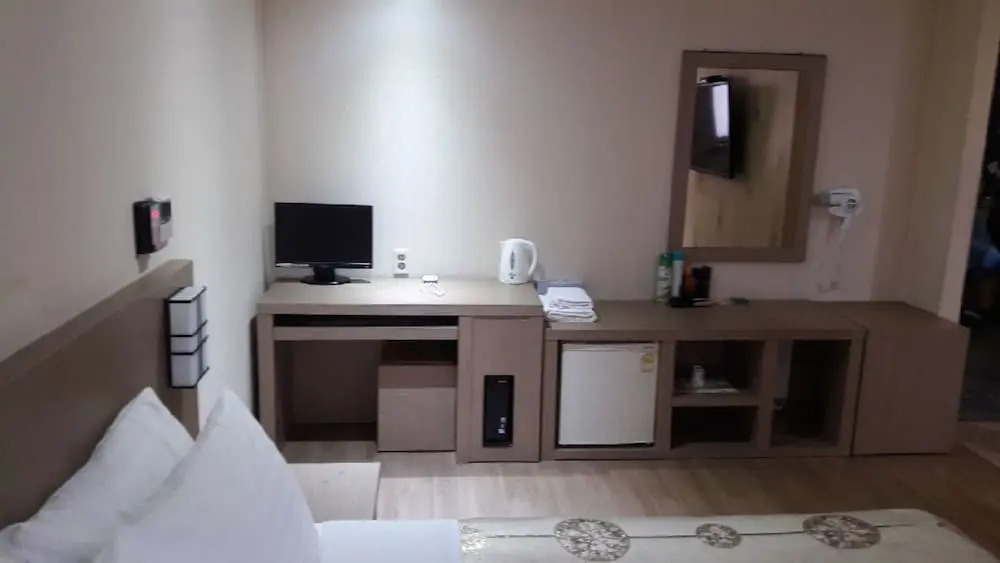 Highway Hotel