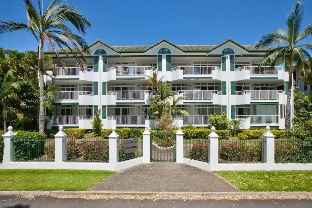 The Beach House 3BR Waterfront Apartment, Own WIFI