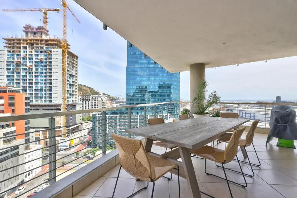 Stylish, Modern Apartment With Breathtaking Views.