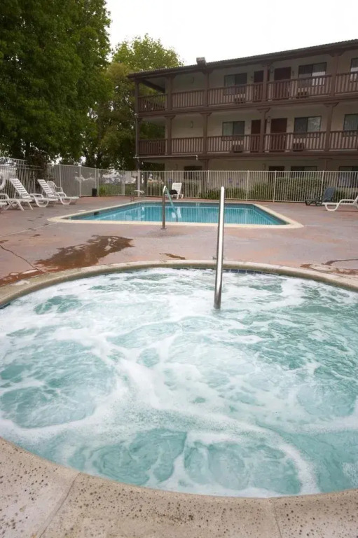 E-Z 8 Motel South Bay