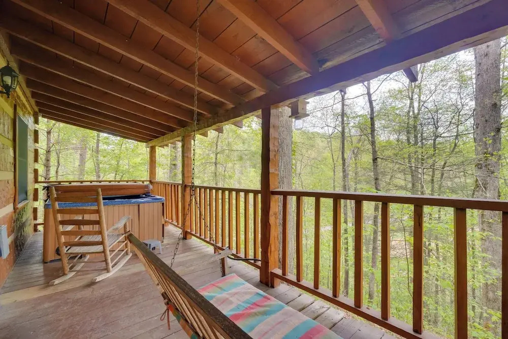 Gatlinburg Cabin with Pool Table about 6 Mi to Downtown!