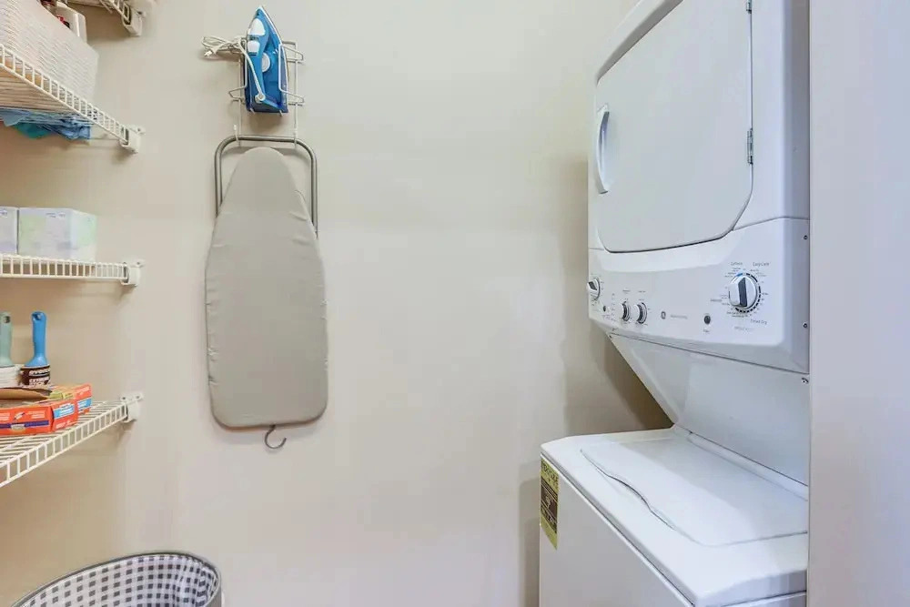 Walk to UA Campus: Apt w/ Secure Parking
