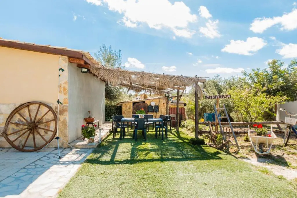 "The Cottage"with sea view, parking & wifi