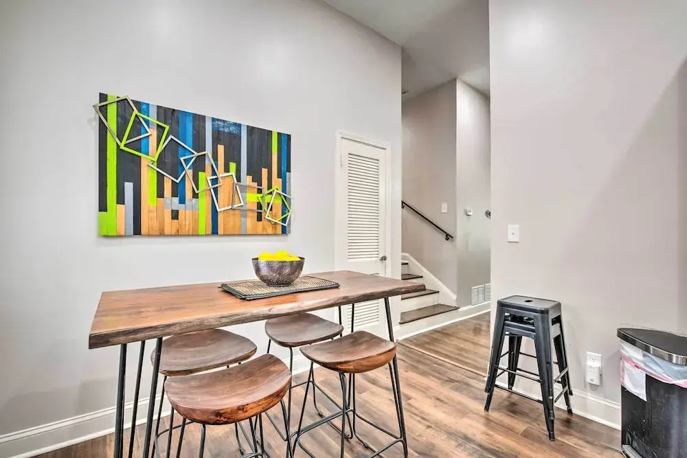 Atlanta Retreat w/ Deck in Greenbriar Area