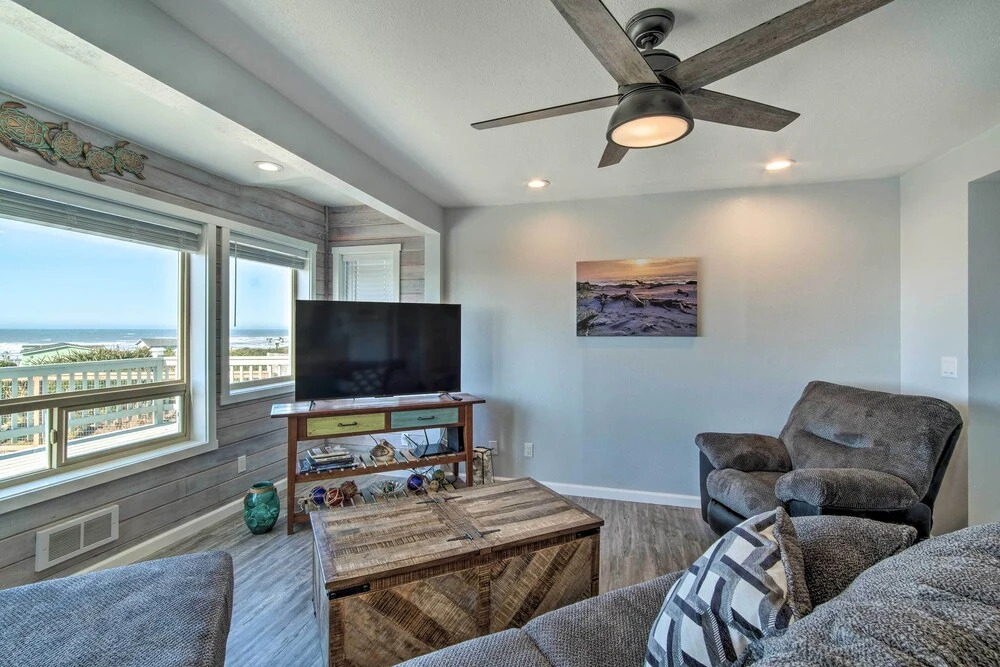 Gold Beach Home w/ Hot Tub, 1/4 Mi to Beach