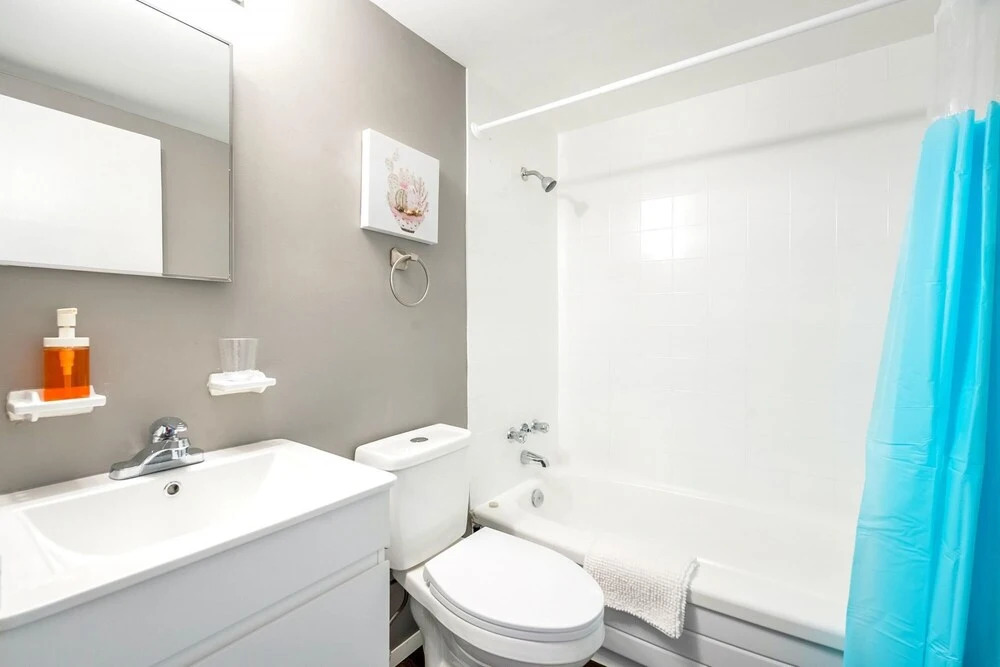1BR Apt w Netflix Balcony - Near DT Hamilton