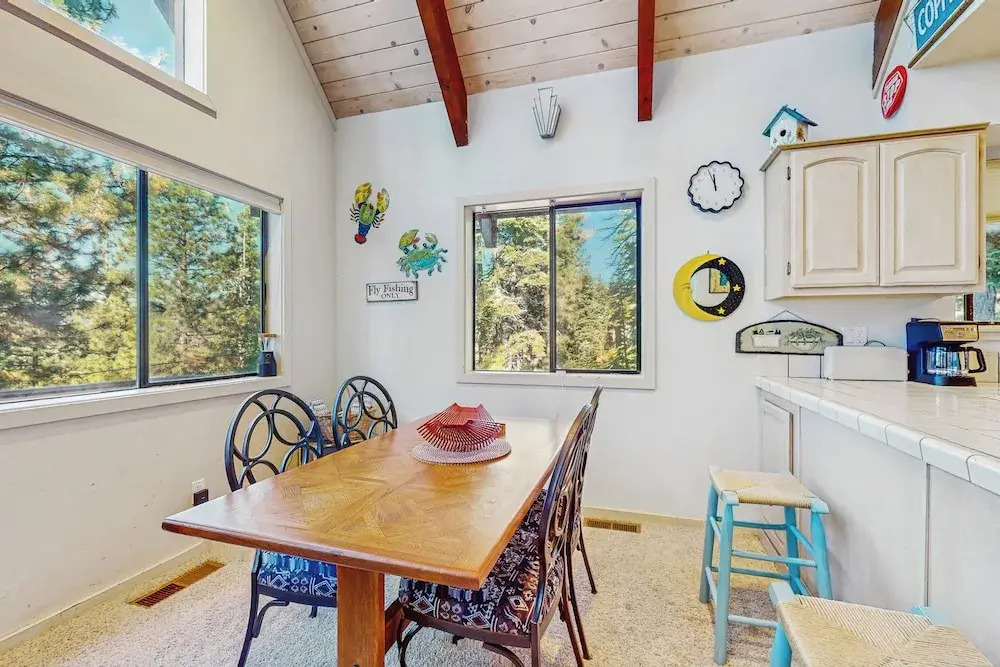 2BR Dog-friendly Cabin w/ Lake Views